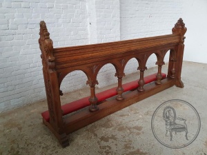 картинка Антикварная скамья для молитв салоне старинных вещей "Шебби" являющийся официальным дистрибьютором в России и Беларуси