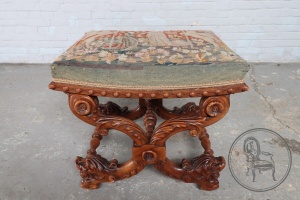 картинка Антикварная скамейка с гобеленовой обивкой салоне старинных вещей "Шебби" являющийся официальным дистрибьютором в России и Беларуси