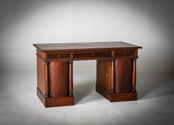Старинный двухтумбовый письменный стол в классическом стиле код.&nbsp;RM4165821
