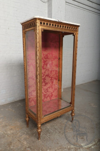 картинка Антикварная витрина из позолоченного ореха с мрамором салоне старинных вещей "Шебби" являющийся официальным дистрибьютором в России и Беларуси