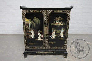 картинка Старинный комод с росписью и инкрустацией в восточном стиле салоне старинных вещей "Шебби" являющийся официальным дистрибьютором в России и Беларуси