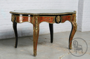 картинка Антикварный столик в стиле Буль салоне старинных вещей "Шебби" являющийся официальным дистрибьютором в России и Беларуси