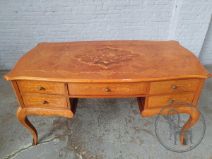 картинка Старинный письменный стол, декорированный в технике маркетри салоне старинных вещей "Шебби" являющийся официальным дистрибьютором в России и Беларуси
