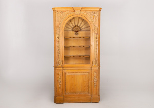 картинка Антикварный посудный шкаф салоне старинных вещей "Шебби" являющийся официальным дистрибьютором в России и Беларуси