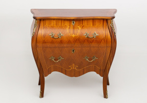 картинка Старинный комод салоне старинных вещей "Шебби" являющийся официальным дистрибьютором в России и Беларуси