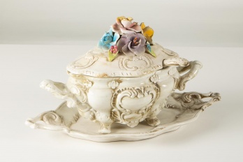 Старинная супница с лепными цветами код. RM4103086