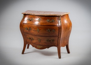 картинка Старинный французский комод с маркетри и бронзовыми накладками салоне старинных вещей "Шебби" являющийся официальным дистрибьютором в России и Беларуси