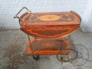 картинка Старинный сервировочный столик с цветочными интарсиями салоне старинных вещей "Шебби" являющийся официальным дистрибьютором в России и Беларуси