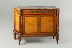 картинка Старинный комод с маркетри и бронзовыми завитками салоне старинных вещей "Шебби" являющийся официальным дистрибьютором в России и Беларуси