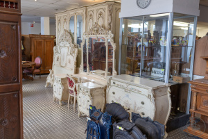 картинка Старинный спальный гарнитур салоне старинных вещей "Шебби" являющийся официальным дистрибьютором в России и Беларуси