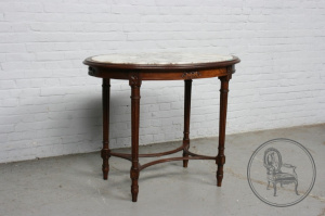 картинка Антикварный столик салоне старинных вещей "Шебби" являющийся официальным дистрибьютором в России и Беларуси