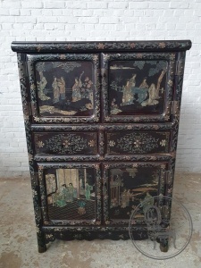 картинка Старинный высокий комод в стиле шинуазри салоне старинных вещей "Шебби" являющийся официальным дистрибьютором в России и Беларуси