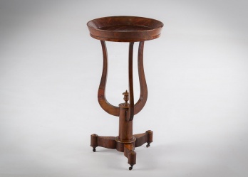 Антикварный приставной столик на колесиках код. RM4165590