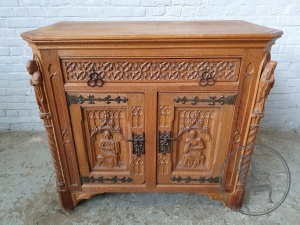 картинка Антикварный дубовый комод в готическом стиле с тематической барельефной резьбой салоне старинных вещей "Шебби" являющийся официальным дистрибьютором в России и Беларуси