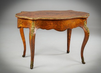 Антикварный стол с декоративными элементами из позолоченной бронзы код.&nbsp;RM4165176