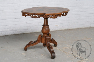 картинка Антикварный столик салоне старинных вещей "Шебби" являющийся официальным дистрибьютором в России и Беларуси