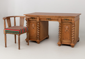 картинка Антикварный письменный стол и угловое кресло салоне старинных вещей "Шебби" являющийся официальным дистрибьютором в России и Беларуси