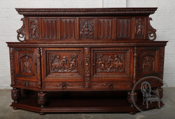 Антикварный комод из дуба, декорированный резьбой со средневековыми сюжетами код. BE106983