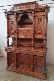 Антикварный дубовый буфет с резной аркой и балюстрадами код. BE4096817