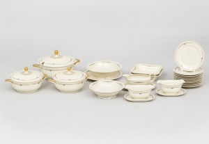 картинка Старинный сервиз из фарфора цвета слоновой кости с позолотой салоне старинных вещей "Шебби" являющийся официальным дистрибьютором в России и Беларуси