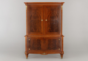 картинка Старинный посудный шкаф салоне старинных вещей "Шебби" являющийся официальным дистрибьютором в России и Беларуси