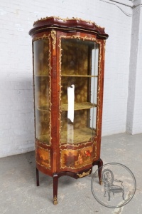 картинка Антикварная витрина с росписью с изображением галантной сцены салоне старинных вещей "Шебби" являющийся официальным дистрибьютором в России и Беларуси