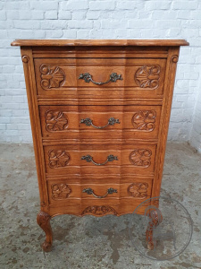 картинка Антикварный комод из дуба с резным орнаментом салоне старинных вещей "Шебби" являющийся официальным дистрибьютором в России и Беларуси