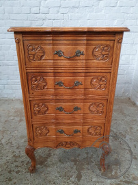 Антикварный комод из дуба с резным орнаментом код. BE107574
