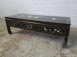 картинка Старинный столик в ориентальном стиле с изображением всадников салоне старинных вещей "Шебби" являющийся официальным дистрибьютором в России и Беларуси