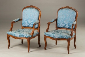 картинка Пара антикварных кресел салоне старинных вещей "Шебби" являющийся официальным дистрибьютором в России и Беларуси