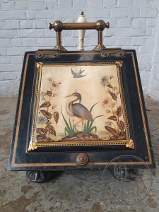 картинка Антикварный ящик для угля с расписной крышкой салоне старинных вещей "Шебби" являющийся официальным дистрибьютором в России и Беларуси