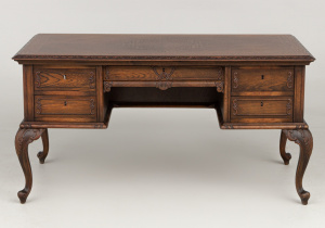 картинка Старинный письменный стол салоне старинных вещей "Шебби" являющийся официальным дистрибьютором в России и Беларуси