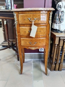 картинка Старинный комод на высоких изогнутых ножках салоне старинных вещей "Шебби" являющийся официальным дистрибьютором в России и Беларуси