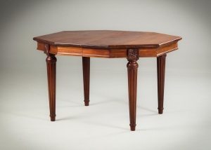 картинка Антикварный стол из красного дерева восьмигранной формы салоне старинных вещей "Шебби" являющийся официальным дистрибьютором в России и Беларуси