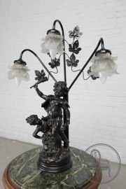 Старинная настольная лампа из металла с изображением двух путти код. BE107582