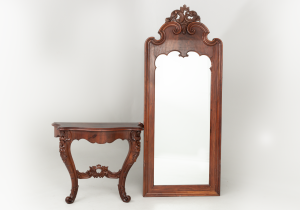 картинка Антикварный консольный столик с зеркалом салоне старинных вещей "Шебби" являющийся официальным дистрибьютором в России и Беларуси