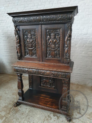 Антикварный поставец из дуба с резьбой на мифологический сюжет код. BE107521