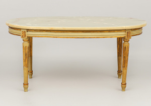 картинка Старинный столик салоне старинных вещей "Шебби" являющийся официальным дистрибьютором в России и Беларуси