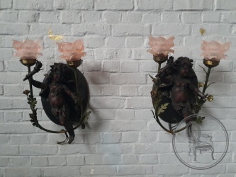 Пара старинных бра с путти и плафонами в форме роз код. BE4109778