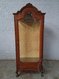 Антикварная дубовая витрина с узорной резьбой и опорами в виде лап код. BE3259583