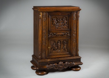 Антикварный комод в стиле Ренессанс со средневековым резным сюжетом код.&nbsp;RM4165249