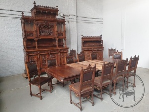 картинка Антикварный комплект для столовой в готическом стиле с подписью итальянского скульптора V. Aimone (15 пр.) салоне старинных вещей "Шебби" являющийся официальным дистрибьютором в России и Беларуси