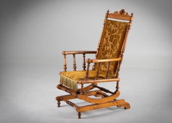 Старинное резное кресло-качалка с точеными ножками и подлокотниками в обивке с золоченой бахромой код.&nbsp;RM4165614