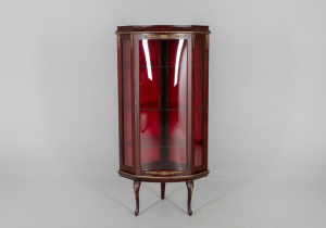 картинка Старинная витрина салоне старинных вещей "Шебби" являющийся официальным дистрибьютором в России и Беларуси