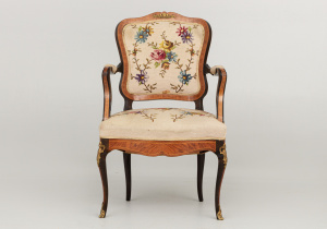 картинка Старинное кресло салоне старинных вещей "Шебби" являющийся официальным дистрибьютором в России и Беларуси