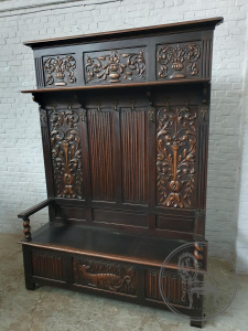 картинка Антикварная резная дубовая скамья в готическом стиле салоне старинных вещей "Шебби" являющийся официальным дистрибьютором в России и Беларуси