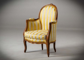Антикварное кресло-бержер со спинкой-кабриоль и сводом "ручка корзины". Обивка с элегантным желто-белым узором код.&nbsp;RM4165545