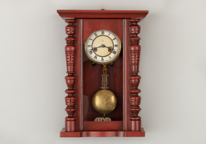 картинка Старинные настенные часы салоне старинных вещей "Шебби" являющийся официальным дистрибьютором в России и Беларуси