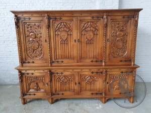 картинка Антикварный шкаф с резьбой с рыцарской тематикой и коваными элементами салоне старинных вещей "Шебби" являющийся официальным дистрибьютором в России и Беларуси