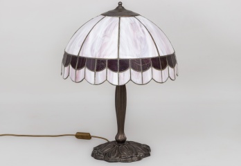 Старинная настольная лампа в стиле Тиффани с куполом из цветного витражного стекла код. RM4101221